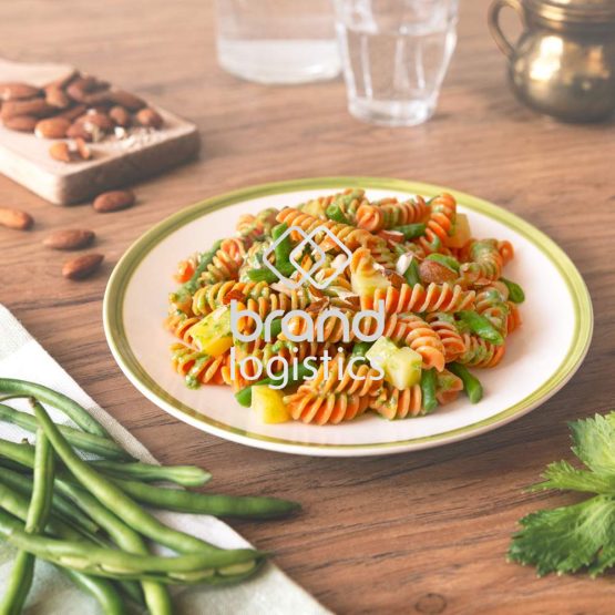 Rote Linsen Fusilli „alla Ligure“ mit Sellerie-Pesto, grünen Bohnen und Mandeln